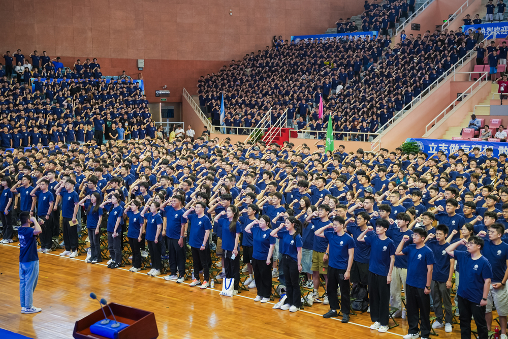 物流科学与工程研究院2024级博士研究生张港平同学带领全体新生宣誓