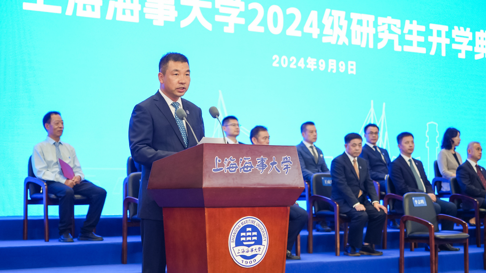 李志鹏主持开学典礼