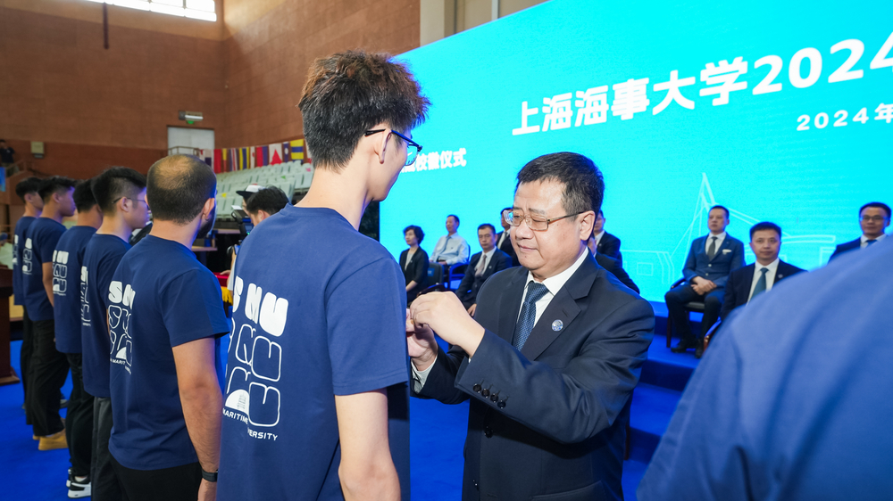 校领导为新生佩戴校徽