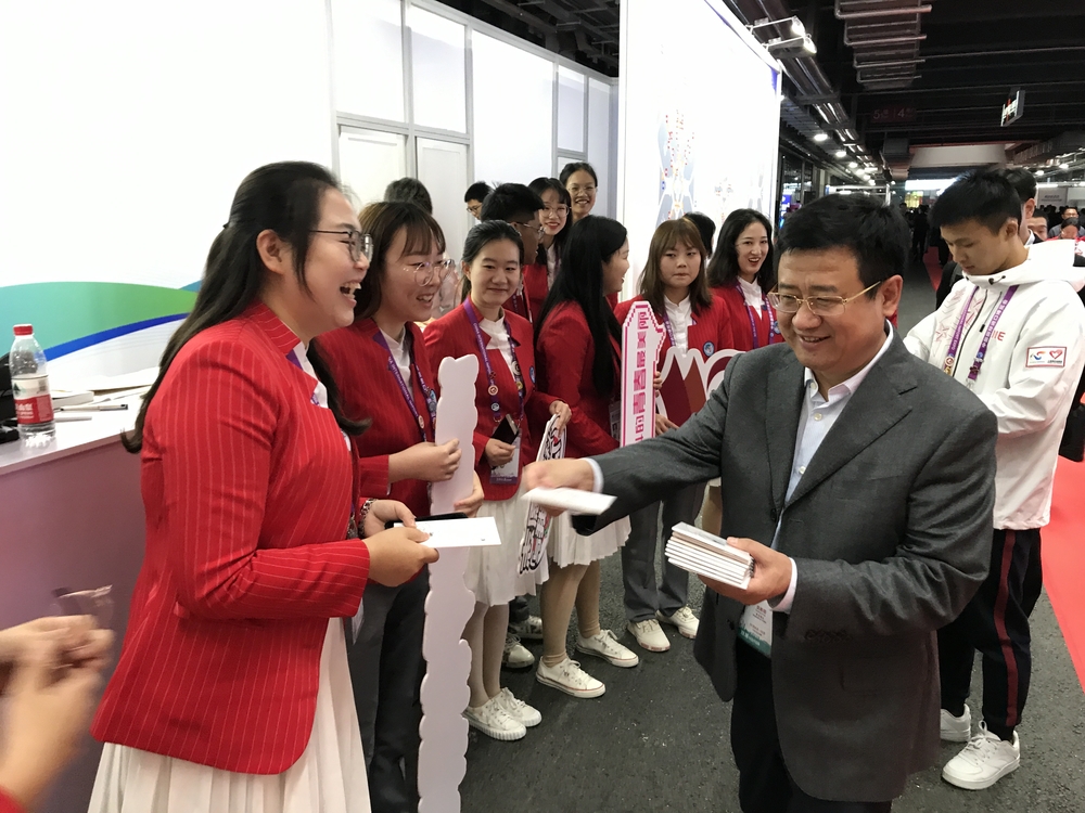 宋宝儒书记向志愿者发放慰问品