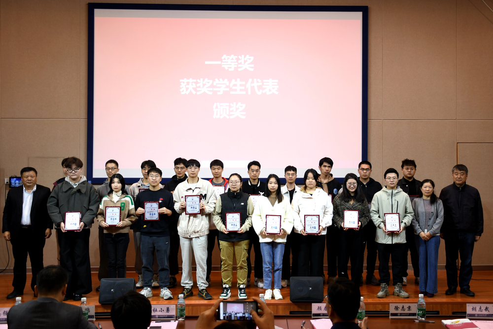 一等奖获奖学生领奖