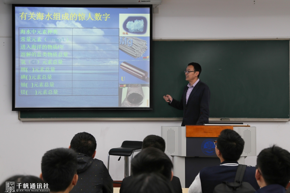 李晓峰老师在上课