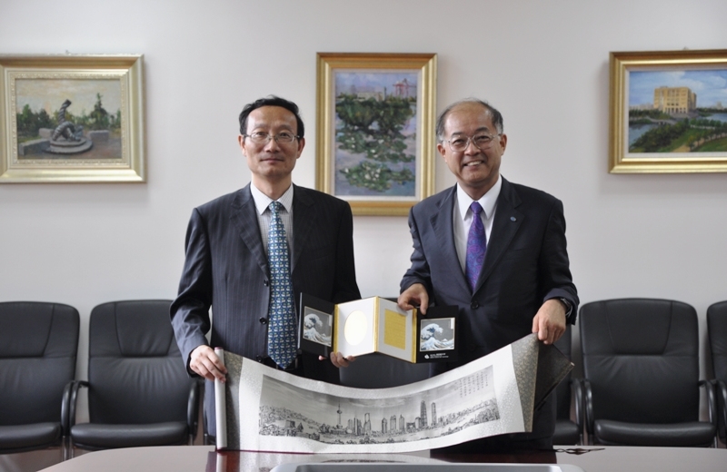 黄有方校长与冈本信明校长互换学校纪念品