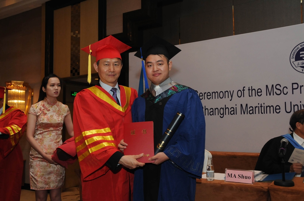 金永兴书记为毕业生颁发毕业证