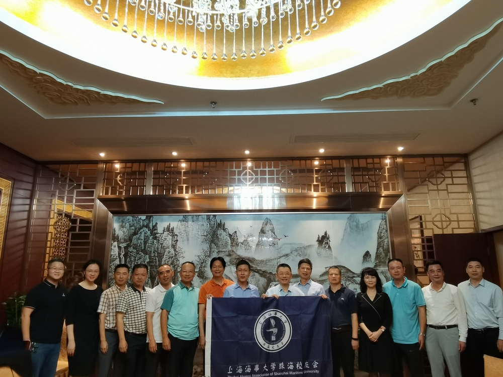  陆靖校长为珠海校友会授旗