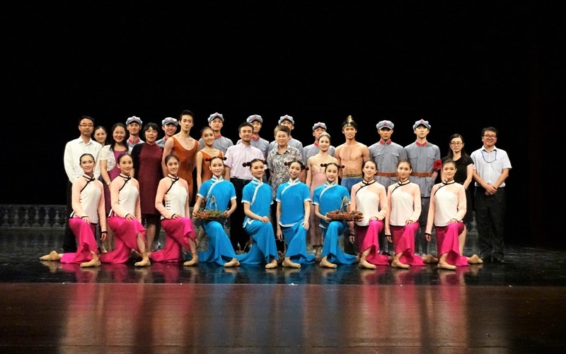 门妍萍副书记与演职人员合影