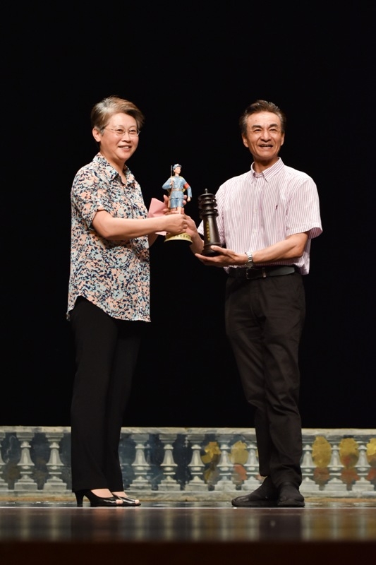 门妍萍副书记与王才军书记分别代表我校与中芭互赠礼品