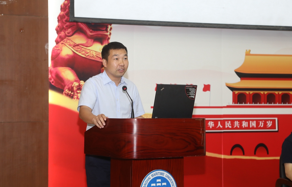 学生处处长李志鹏发言