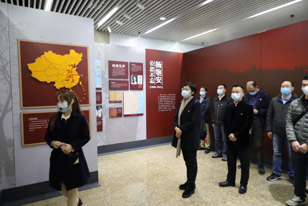 校党委副书记贺莉带领培训班学员赴龙华烈士陵园学习