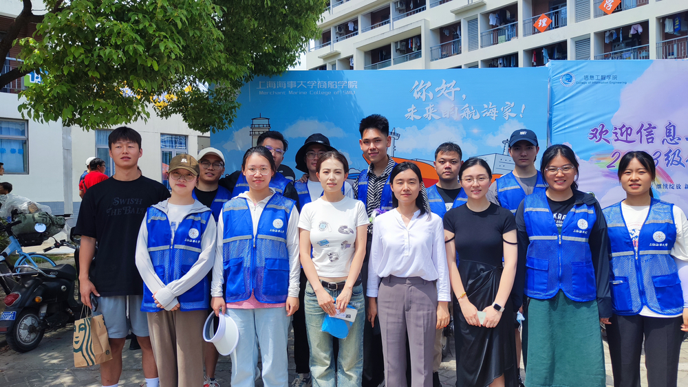 迎新志愿者（第二排右二为金辉）