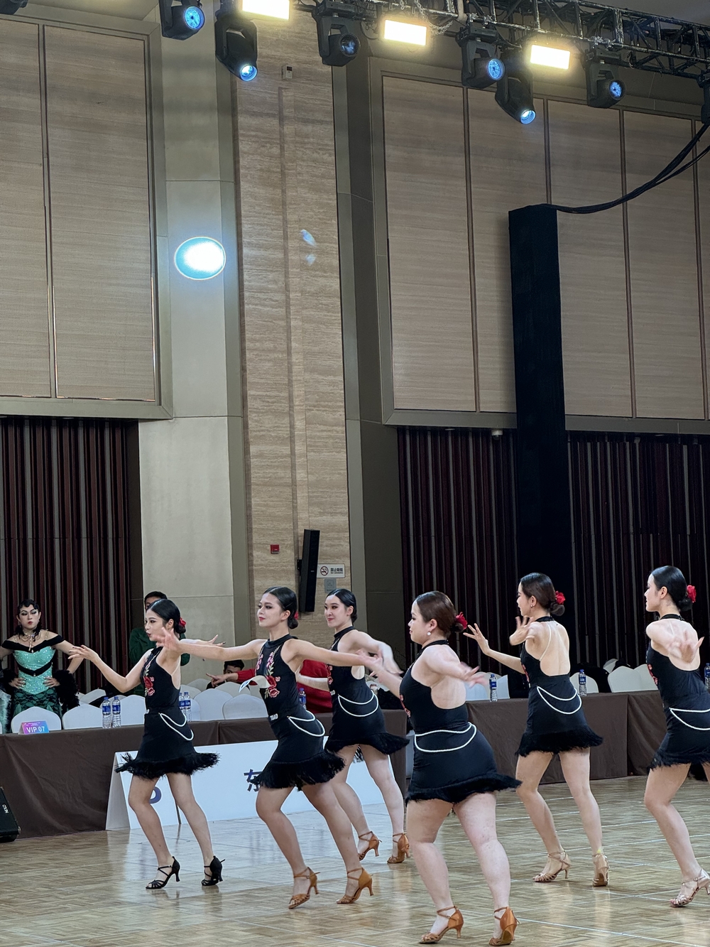 银牌--6人规定动作比赛现场