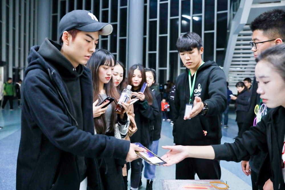 我校志愿者积极投身“滴水湖好声音”现场工作