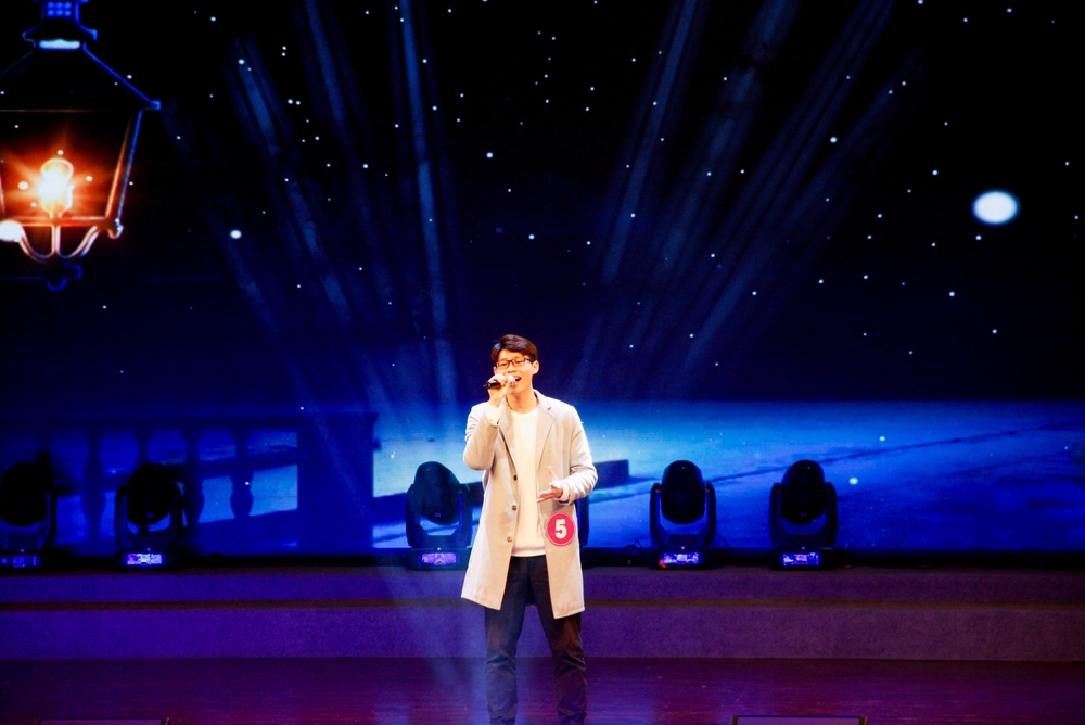 我校选手张峰演唱《你是我的眼》