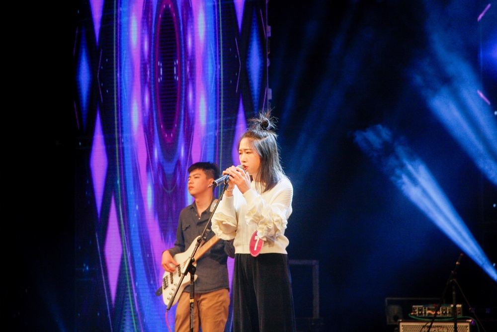 我校选手吴尔婕演唱《Girl On Fire》