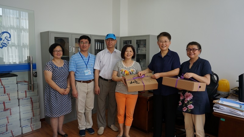 门妍萍副书记慰问暑期坚守岗位的教职员工