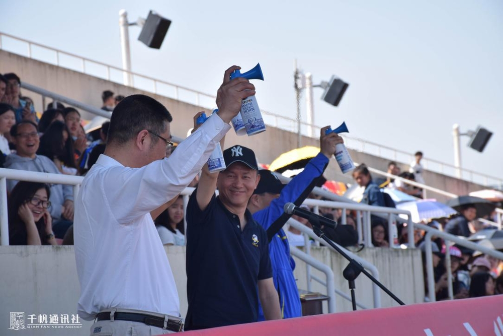 金永兴书记等共同鸣笛宣布运动会开幕