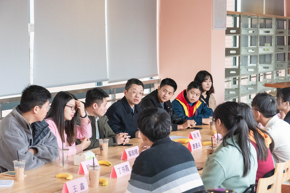 陆靖校长解答学生问题