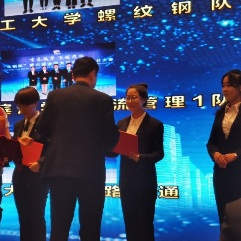 队长许文宇领奖