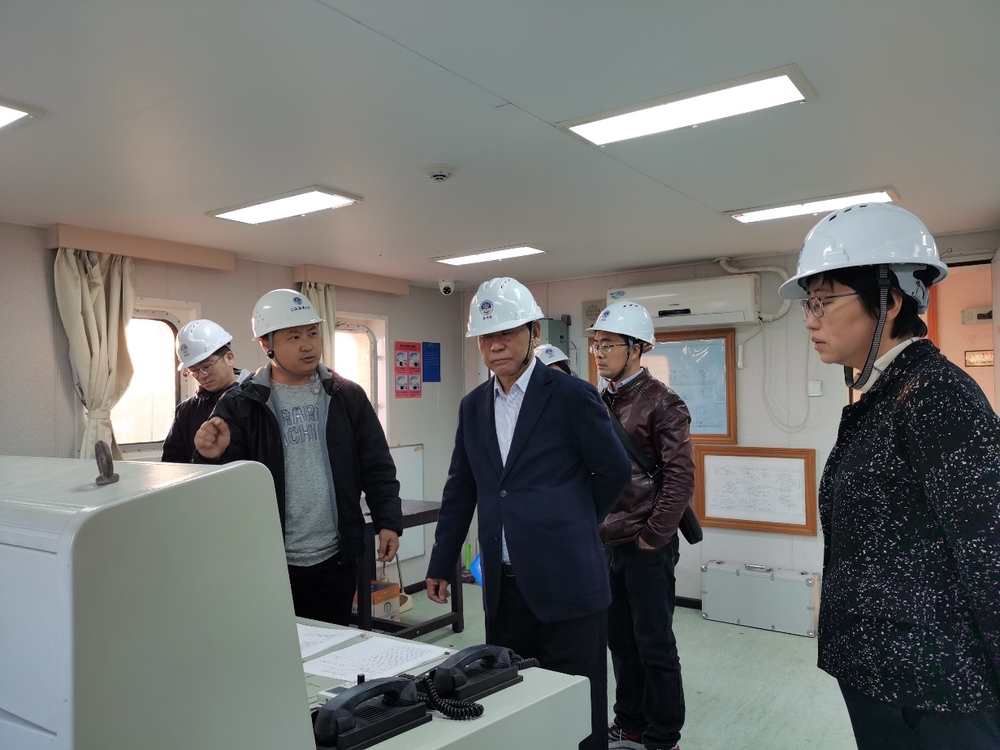 参观“吴淞”号