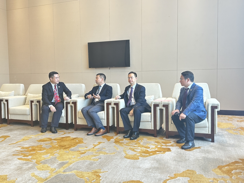 图片3：研讨会后交流