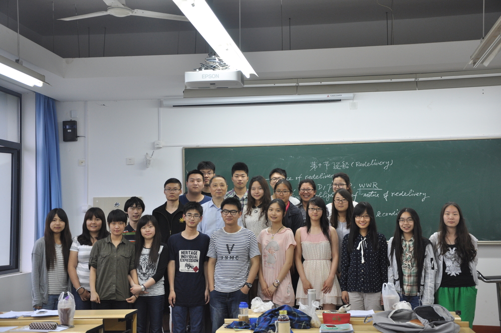 姚老师和学生们在一起