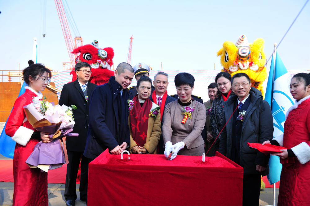 新船教母曹红奋砍缆并掷香槟礼