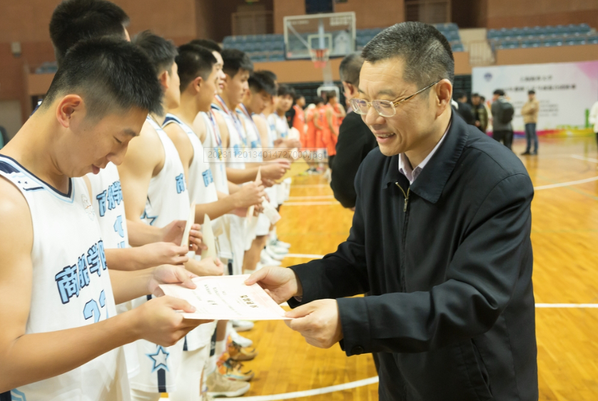 学校举办2023年“浪花杯”新生篮球赛