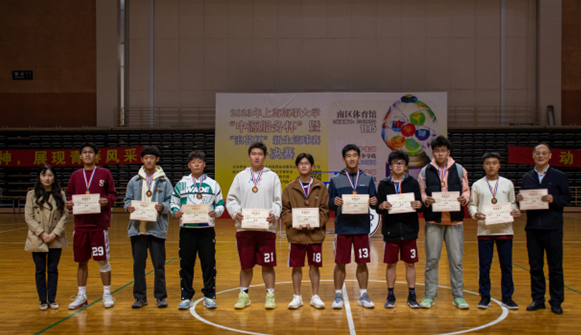 为季军篮球队颁奖