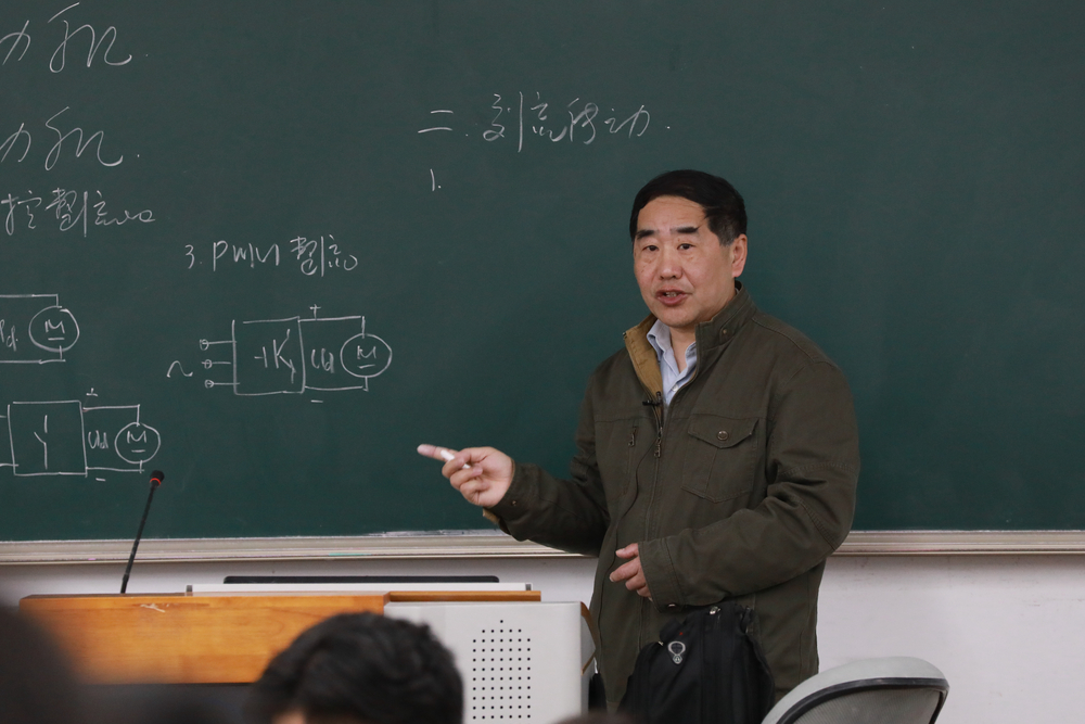 汤天浩教授在给本科生上课