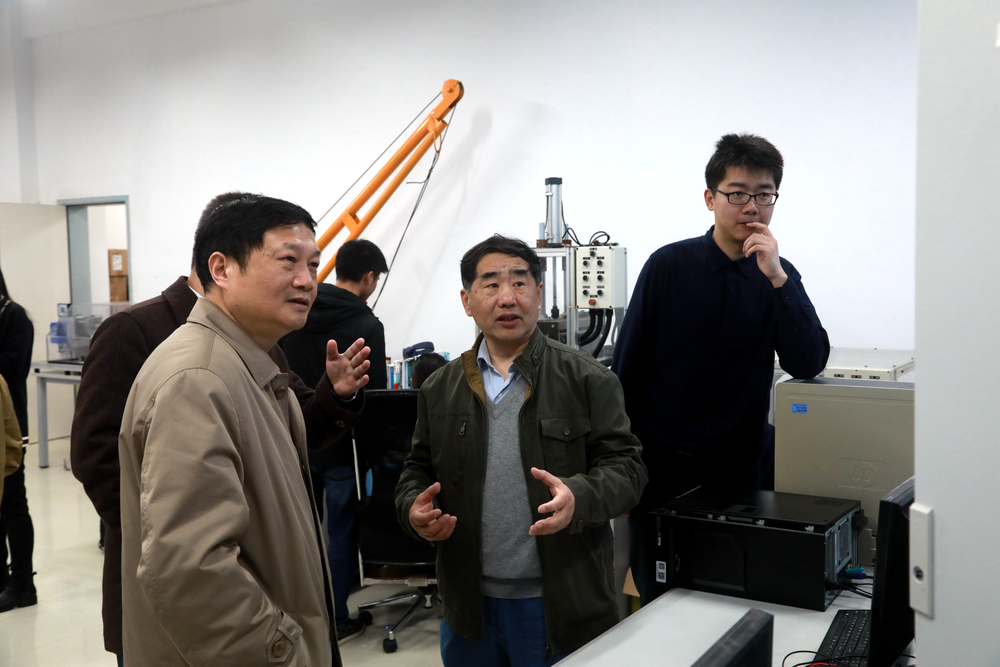 汤天浩教授在实验室