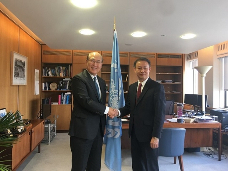 在国际海事组织大会期间，金永兴书记与IMO秘书长林基泽进行会谈