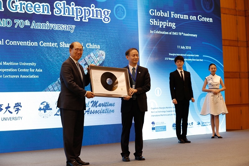 2018年7月11日金永兴书记向林基泽秘书长赠送歌曲CD纪念相框