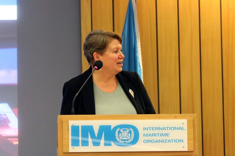 国际海事组织海安司司长海克·迪根向与会代表介绍歌曲