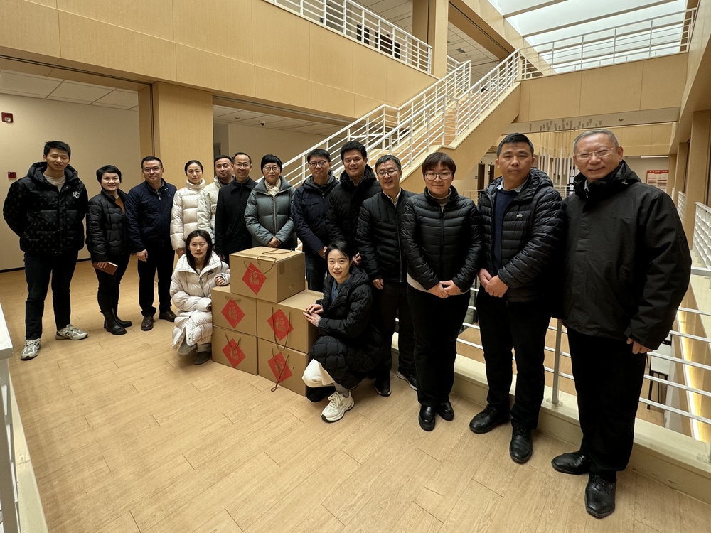 走访慰问学生处