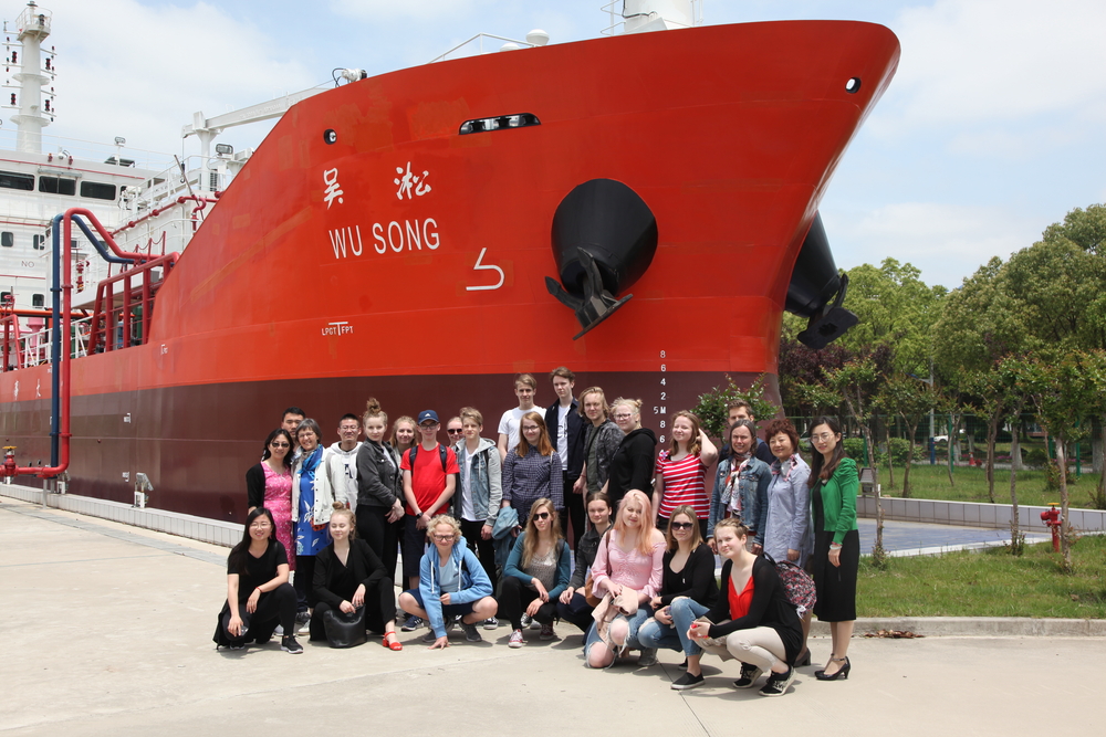 参观“吴淞号”组合式液货模拟船