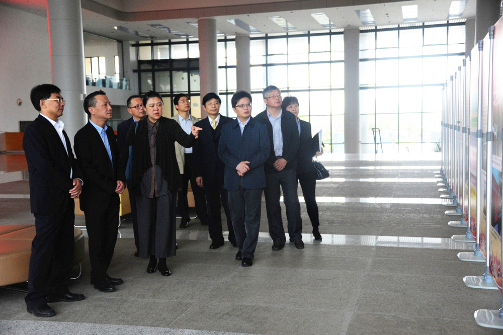 与会代表参观“知识产权工作现状与发展”专题展