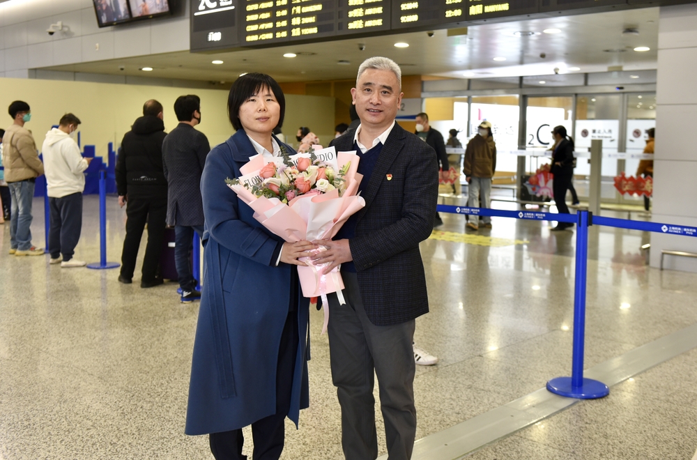 信息工程学院党委书记胡志武一行到机场迎接徐艳丽副教授