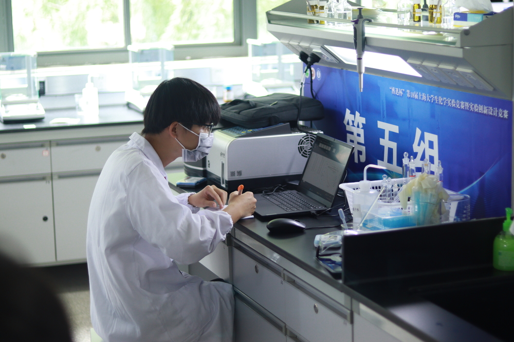 沈海钊在物理化学实验比赛现场