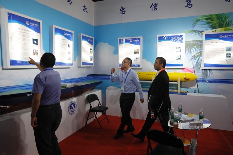 与会嘉宾参观我校观展台