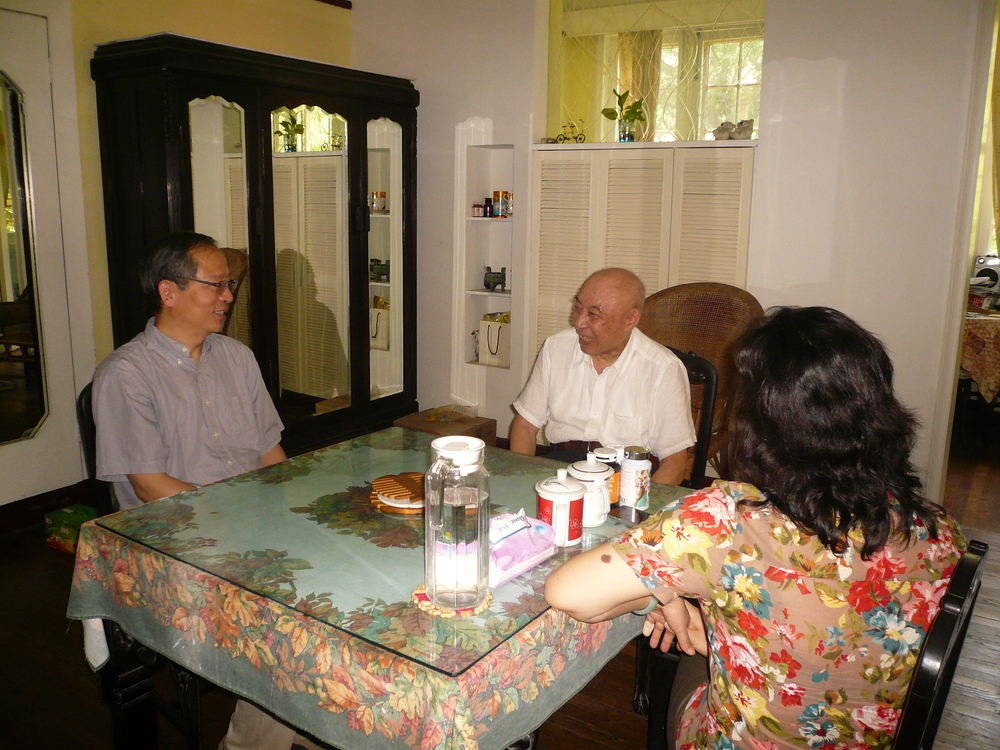 校领导冒酷暑走访慰问离休干部