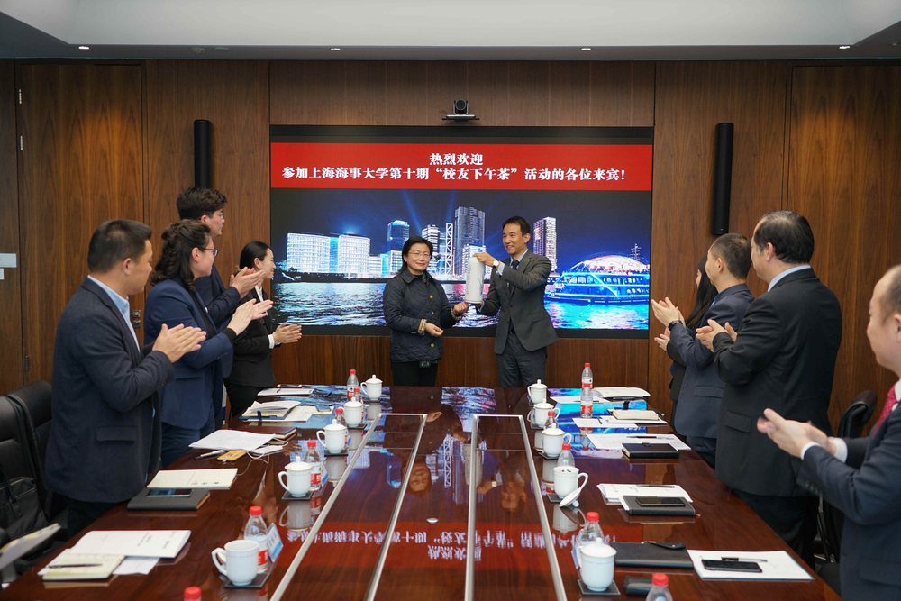 法学院王国华院长向中船保领导赠送由上海海事大学徐悲鸿艺术学院院长乐震文教授书画作品“兰花”烧制的瓷瓶