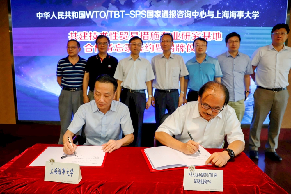 王力舟副主任和严伟副校长代表双方签约