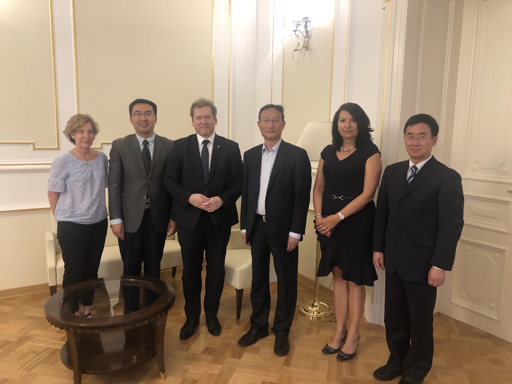 与斯洛文尼亚卢布尔雅那大学代表合影