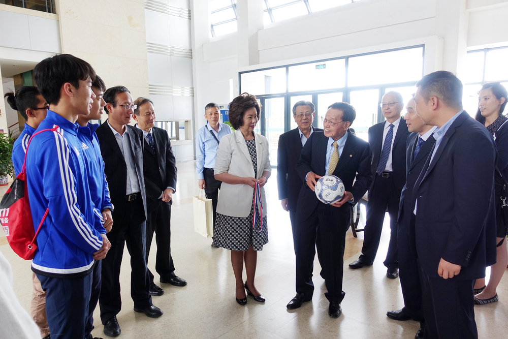 我校足协向赵锡成先生致送校足球队上海市冠军金牌及队员联合签名足球