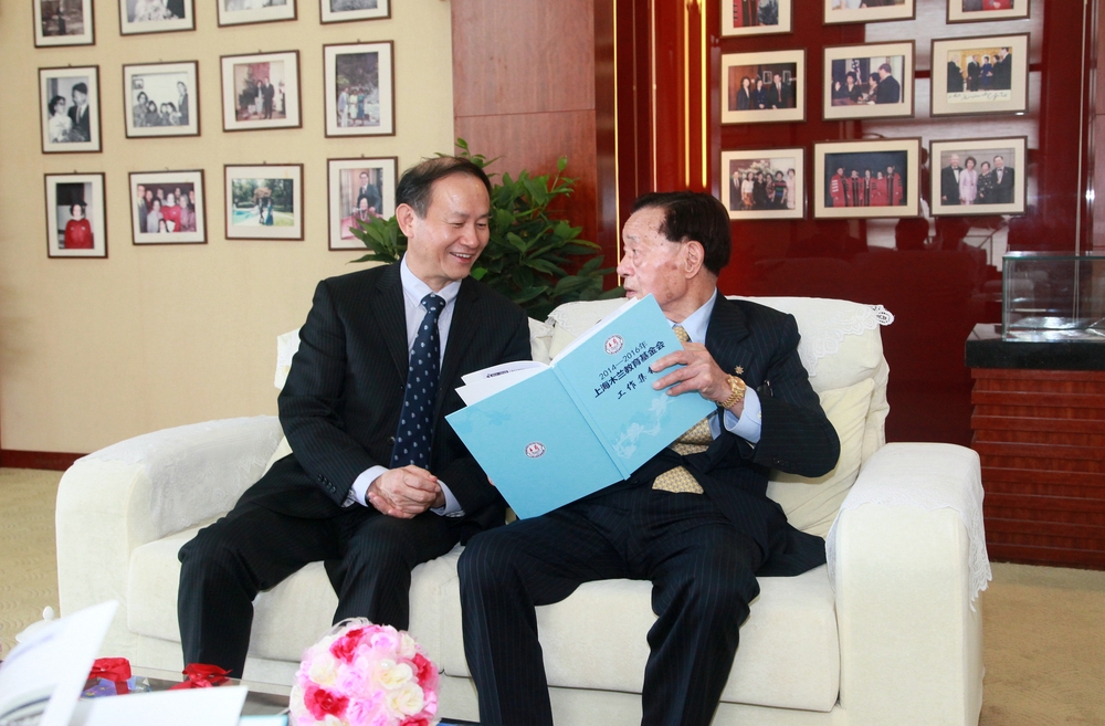 美国福茂集团董事长赵锡成携女儿美国前劳工部长赵小兰访问我校