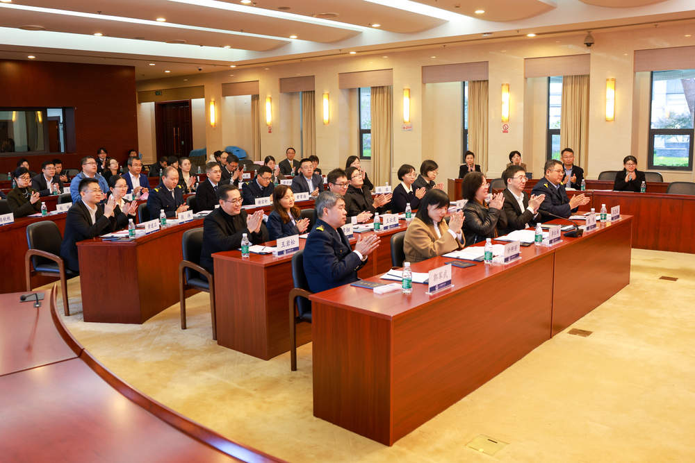 校领导为新聘任高级专业技术职务的教师颁发聘书