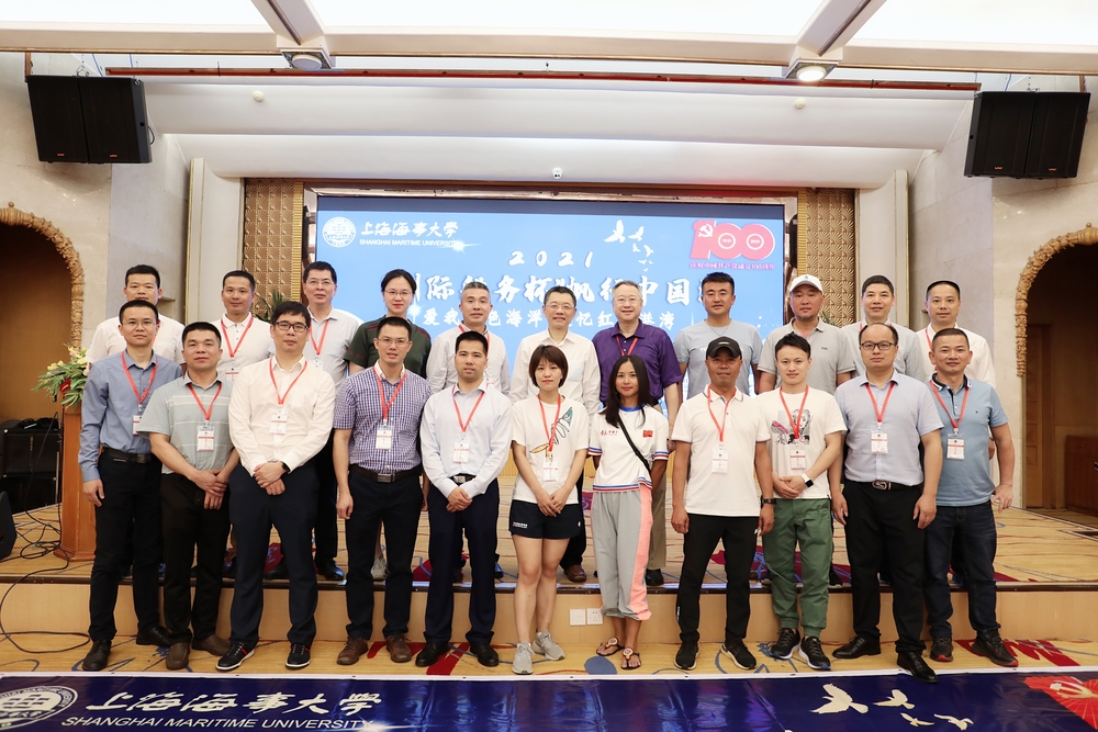 陆靖校长与参加2021年“帆行中国海”活动汕头到泉州站接船仪式的校友合影留念