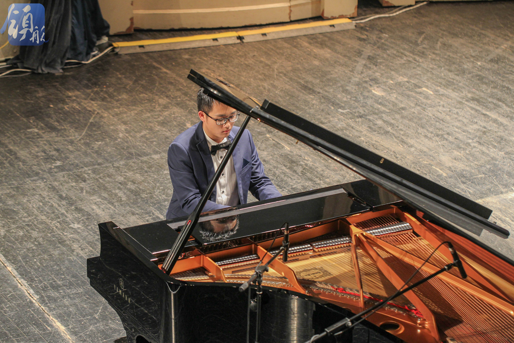 决赛中黄纬演奏