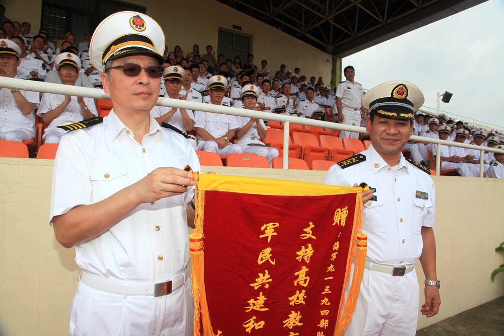 我校举行2014级新生阅兵式暨军训汇报大会