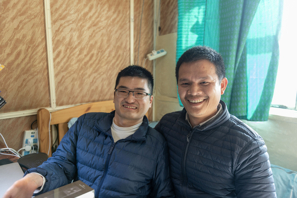 唐旭与在校期间辅导员李吉彬合影